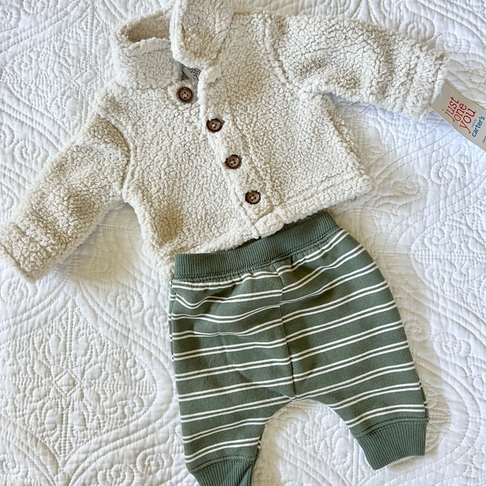 Carters NWT newborn boys set 💚
